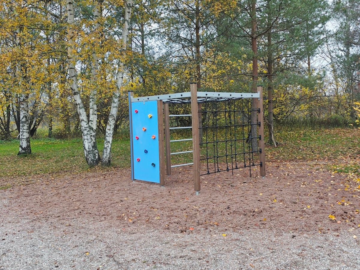 Kiipeilyteline, jossa myös kiipeilyseinä.