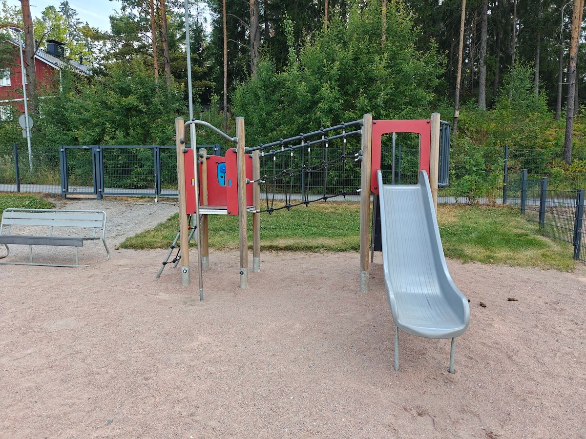 Kiipeilyteline liukumäellä.