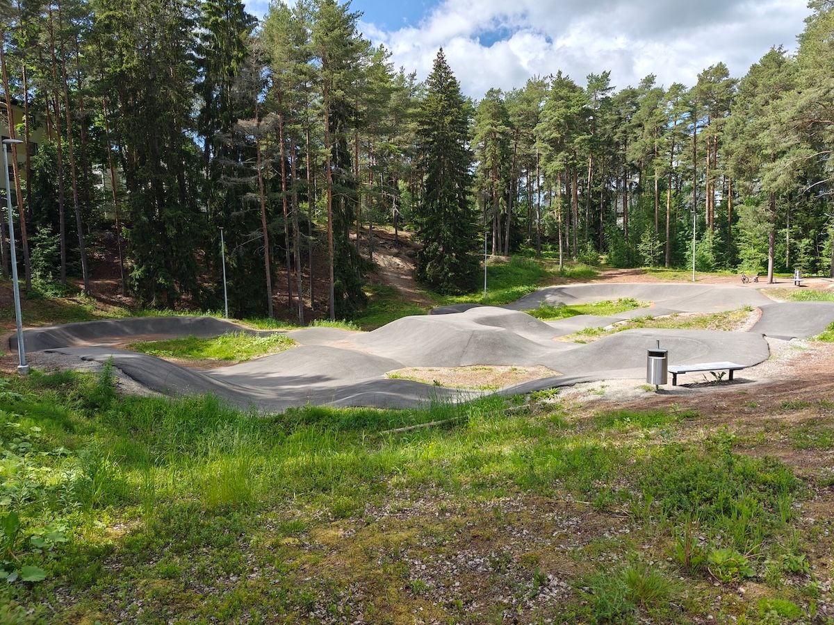 Kumpuileva asfalttipäällysteinen rata.