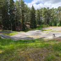 Kumpuileva asfalttipäällysteinen rata.
