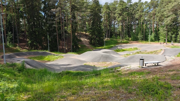 Kumpuileva asfalttipäällysteinen rata.