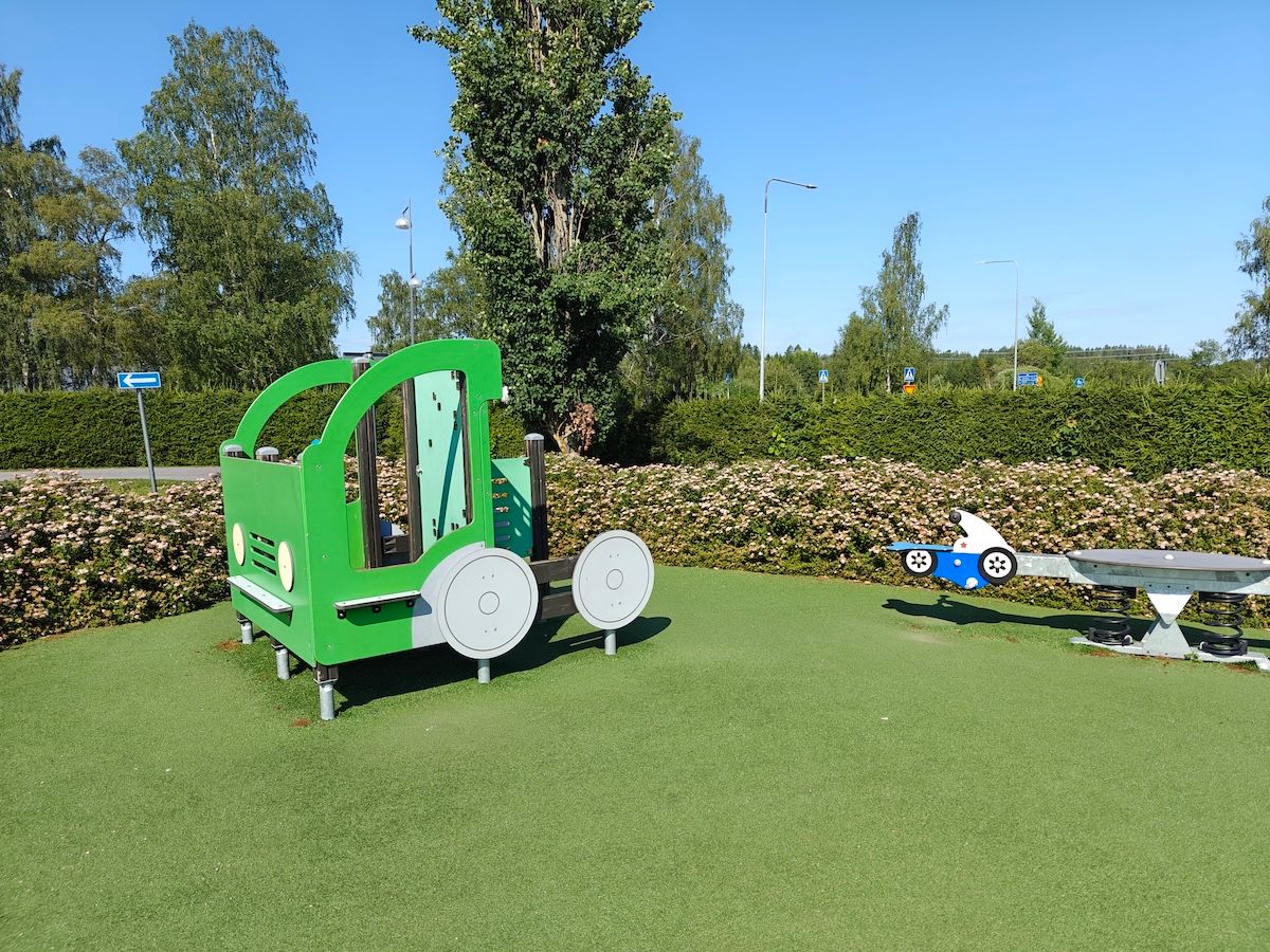 Auton muotoinen leikkiteline.