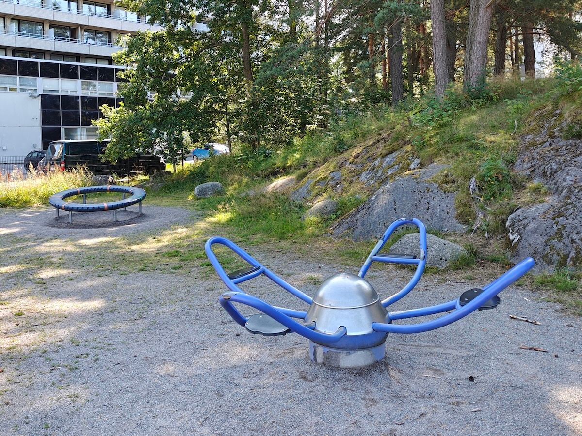 Karuselli ja neljän istuttava kiikku.