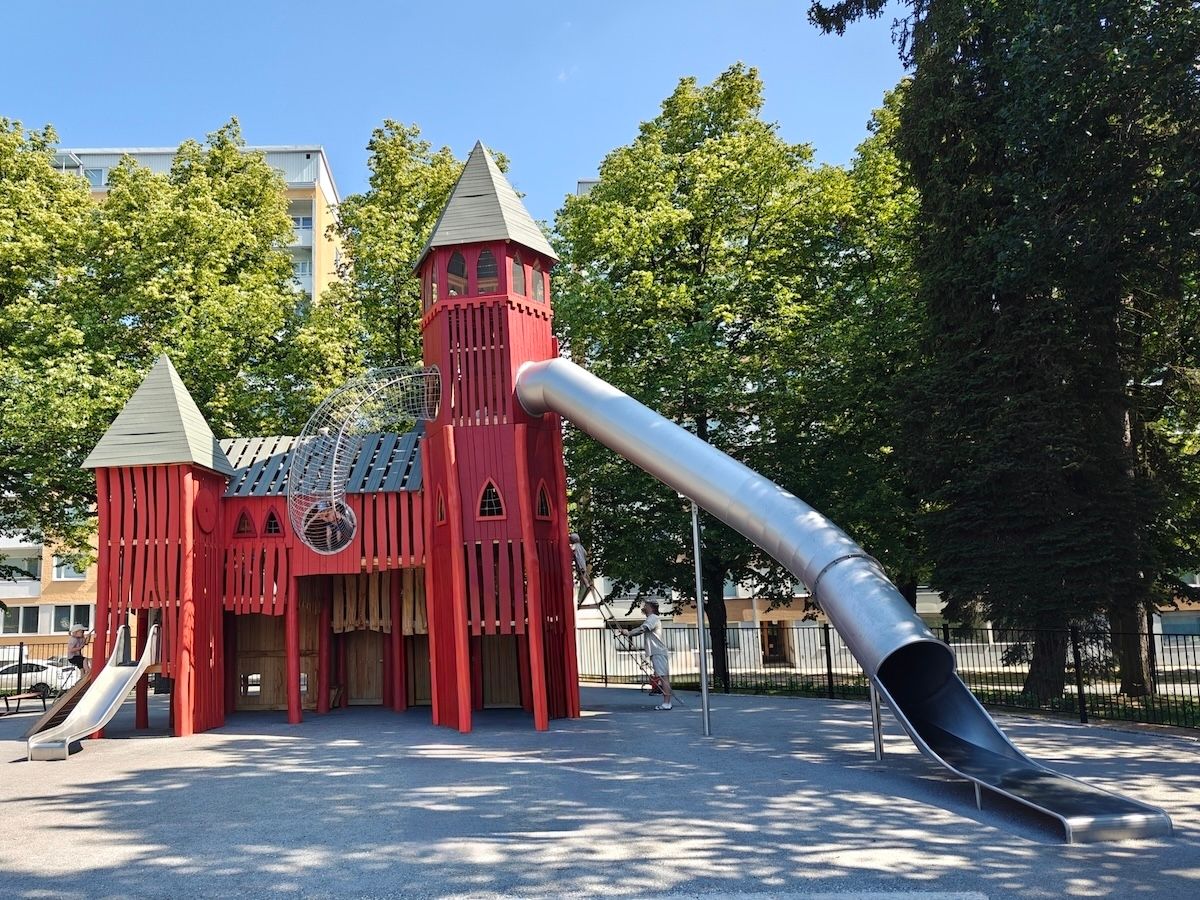 Iso, kirkkoa muistuttava kiipeilyteline, jossa kaksi liukumäkeä.