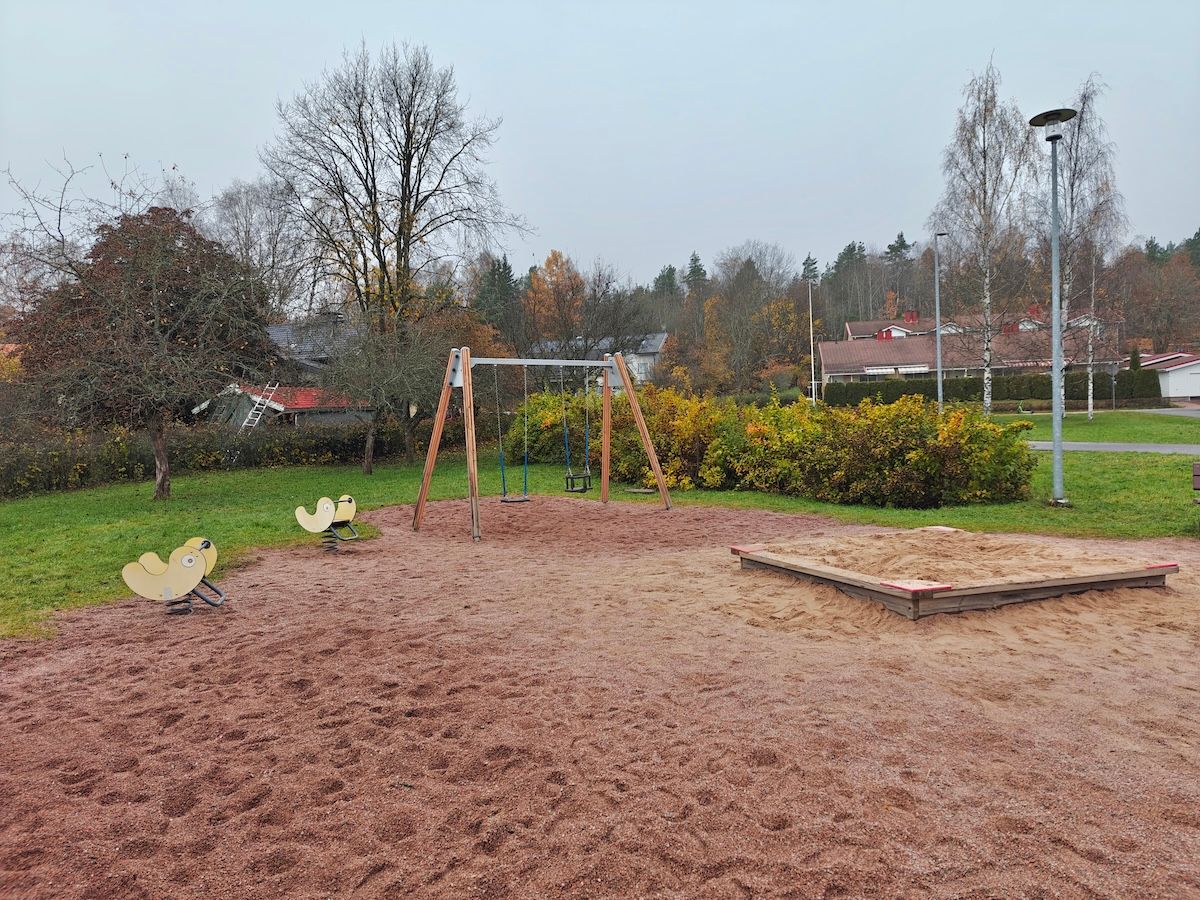 Hiekkalaatikko, jousivälineitä, lautakeinu ja vauvakeinu.