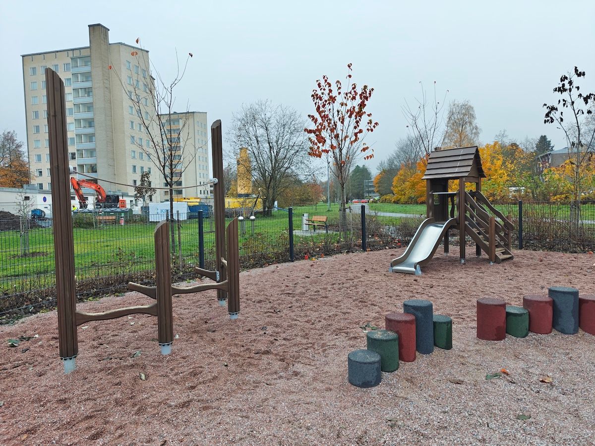 Kiipeilyteline ja pienemmille sopiva liukumäki.