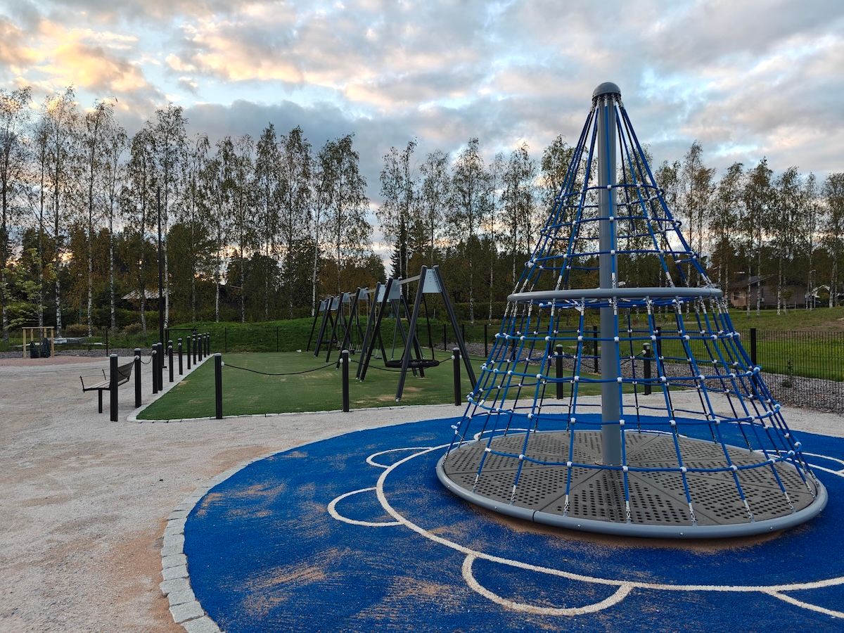 Kiipeilykaruselli, lautakeinuja ja hämähäkkikeinuja.