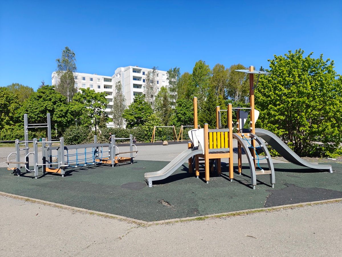 Kiipeilytelineitä koulun pihalla.