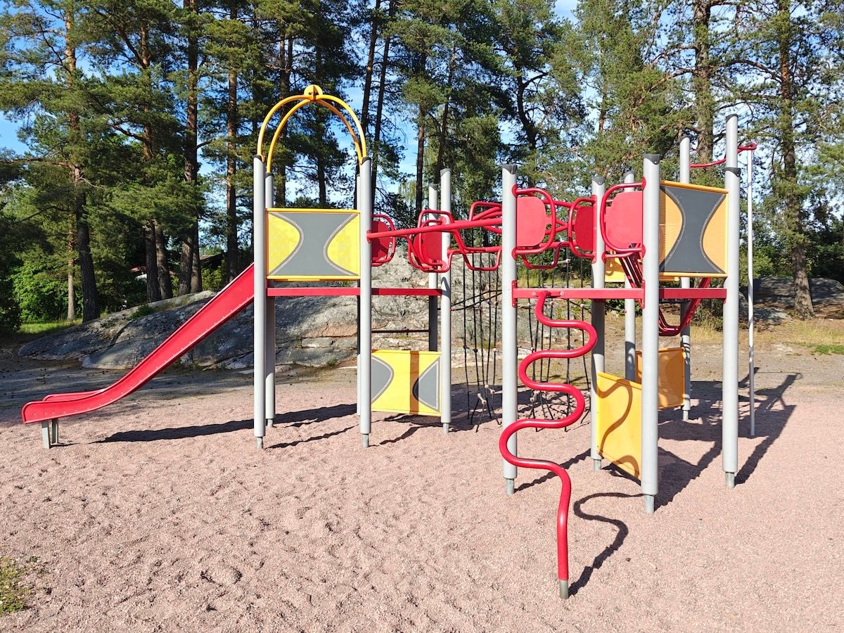 Iso kiipeilyteline liukumäellä.