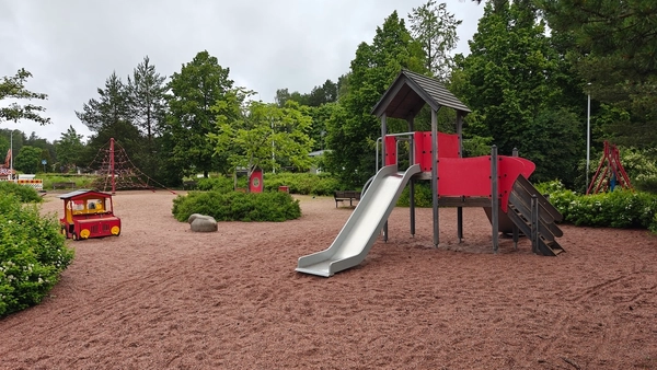 Autonmuotoinen kiipeilyteline sekä kiipeilyteline, jossa kaksi liukumäkeä.