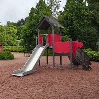 Autonmuotoinen kiipeilyteline sekä kiipeilyteline, jossa kaksi liukumäkeä.