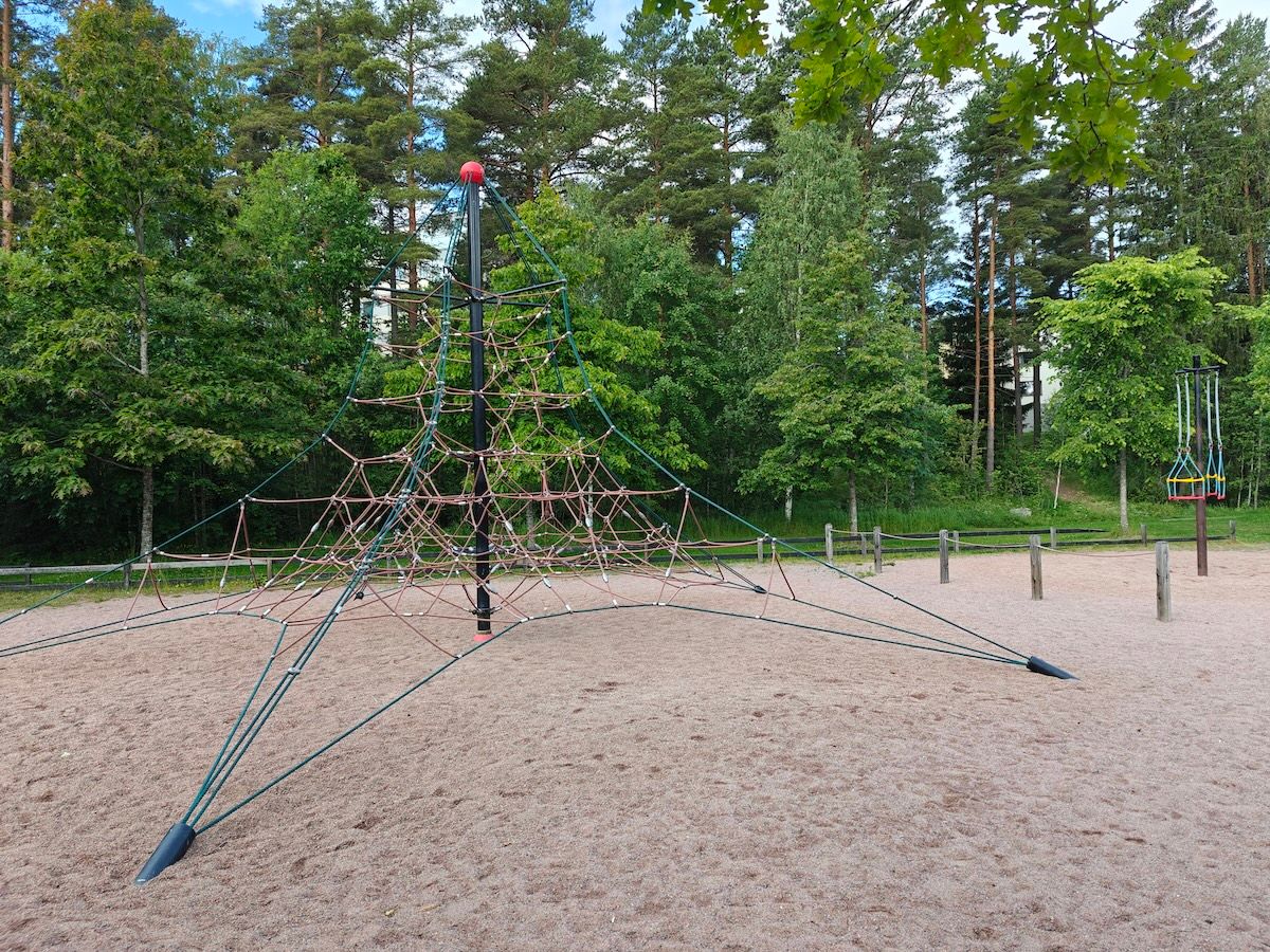 Verkkomainen kiipeilyteline.
