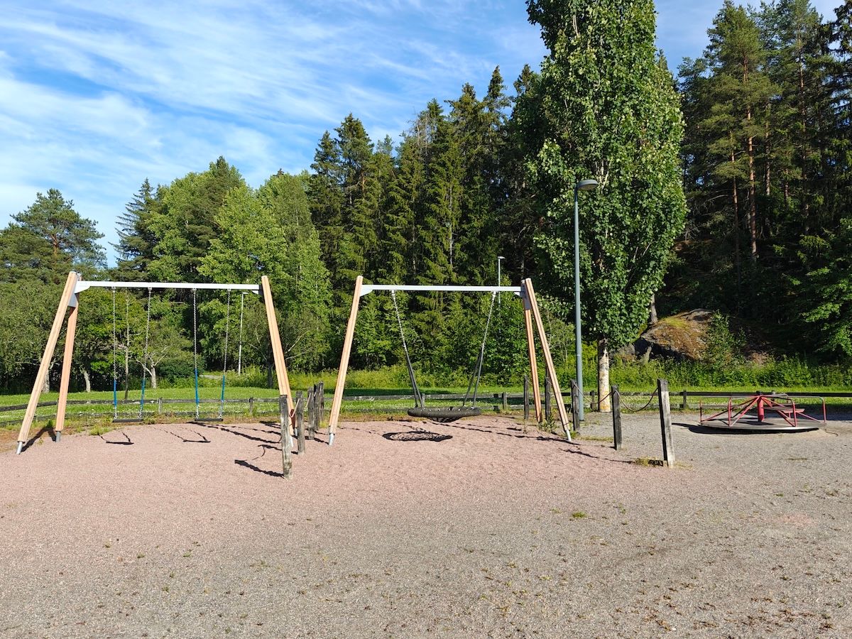 Lautakeinut, hämähäkkikeinu ja karuselli.