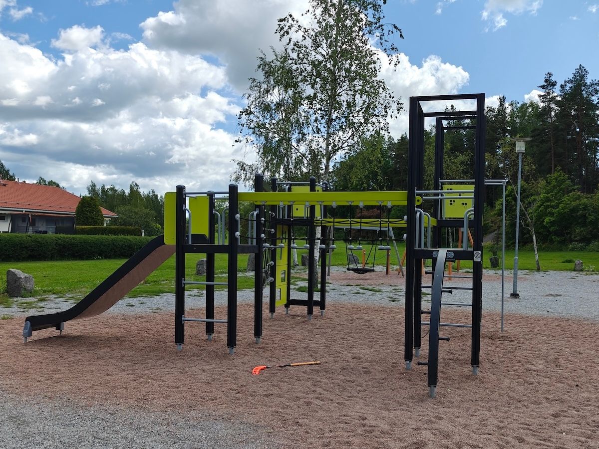 Iso kiipeilyteline, jossa liukumäki.