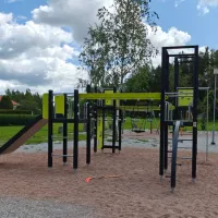 Iso kiipeilyteline, jossa liukumäki.