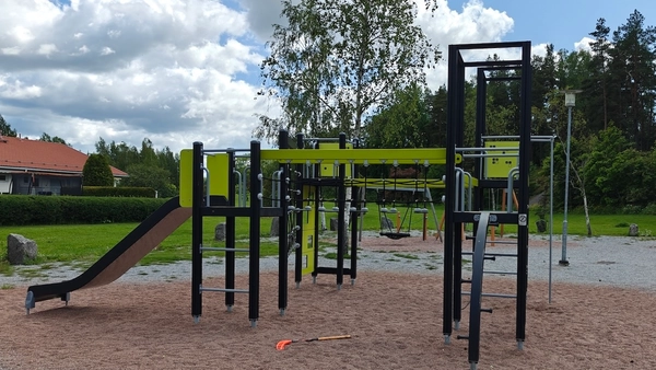 Iso kiipeilyteline, jossa liukumäki.