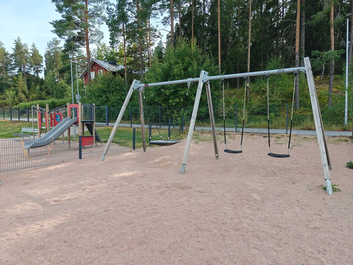 Hämähäkkikeinu ja lautakeinut.