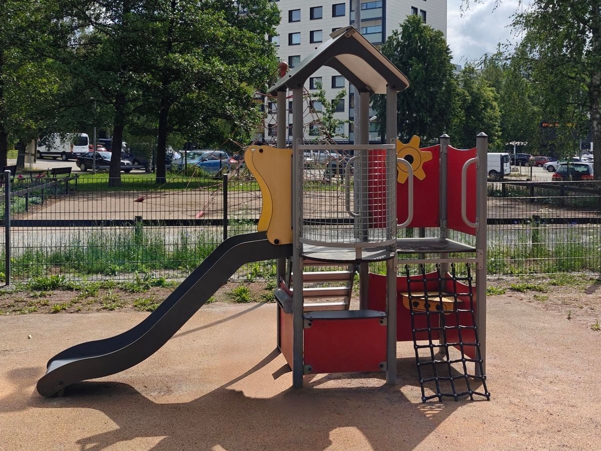 Pieni kiipeilyteline liukumäellä.