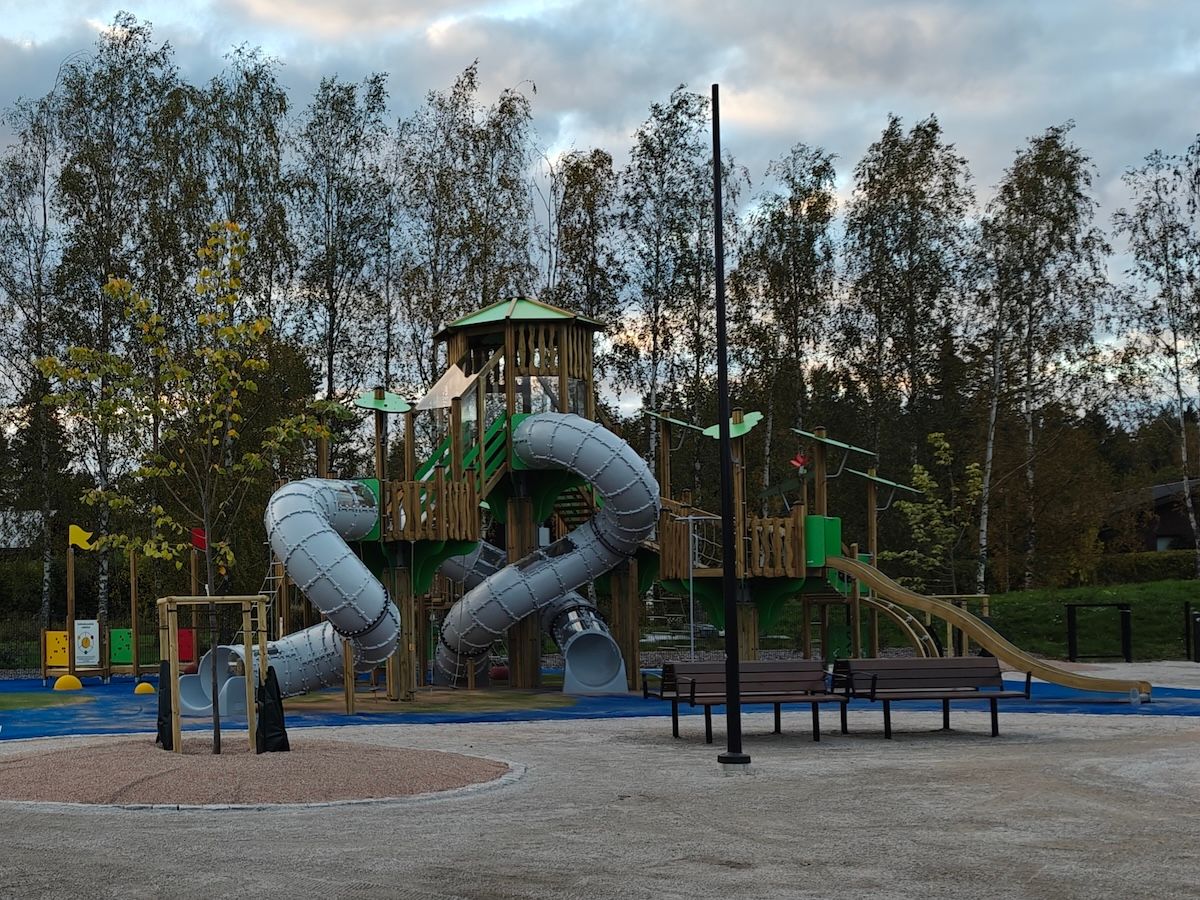 Iso kiipeilyteline, jossa mm. kolme putkiliukumäkeä.