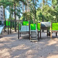 Iso kiipeilyteline kahdella liukumäellä.