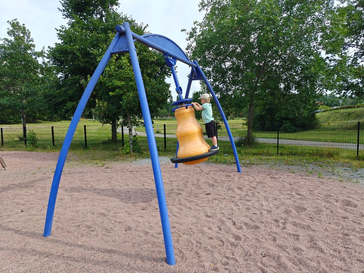 Pyörivä ryhmäkeinu.