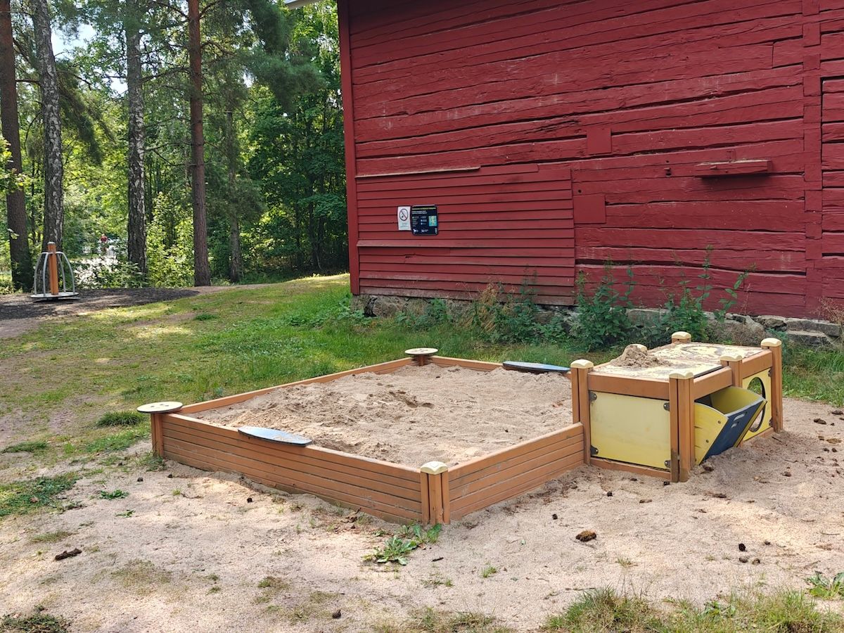 Karuselli ja hiekkalaatikko.