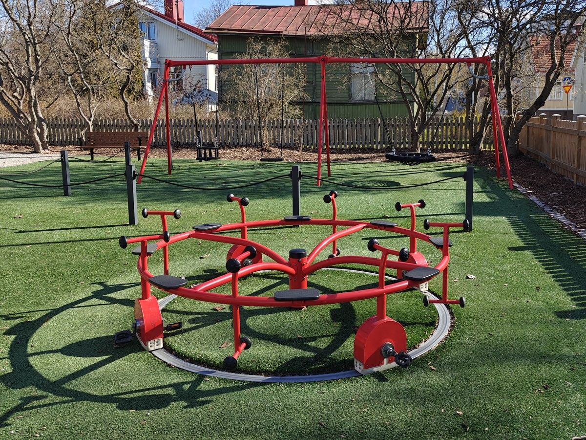 Polkukaruselli ja keinut.