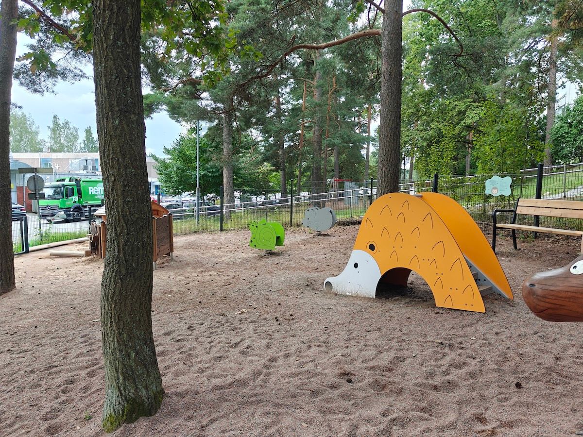 Siililiukumäki ja jousivälineitä.