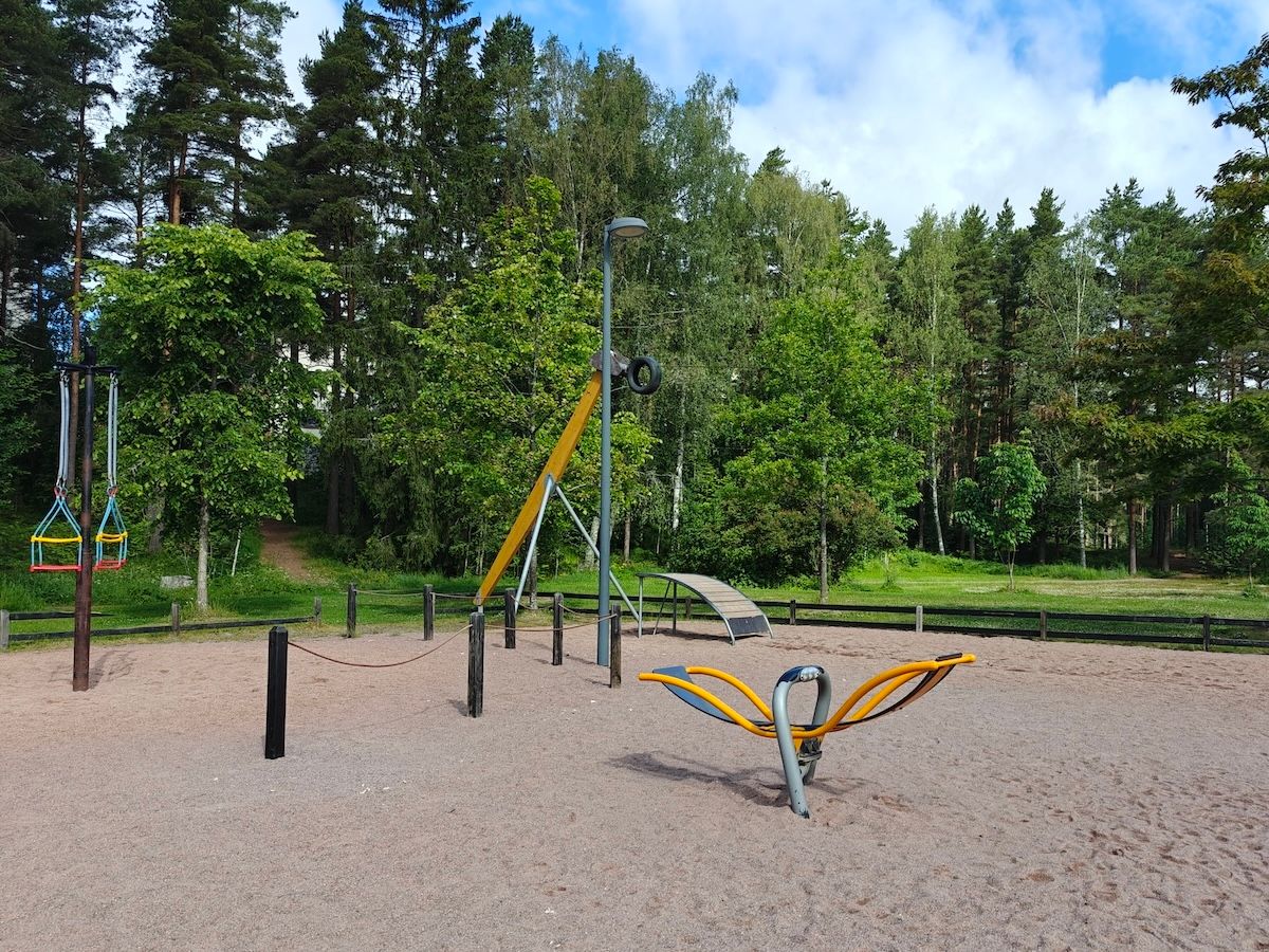 Juoksukaruselli, jousiväline ja vaijeriliuku.
