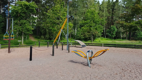 Juoksukaruselli, jousiväline ja vaijeriliuku.