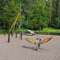 Juoksukaruselli, jousiväline ja vaijeriliuku.