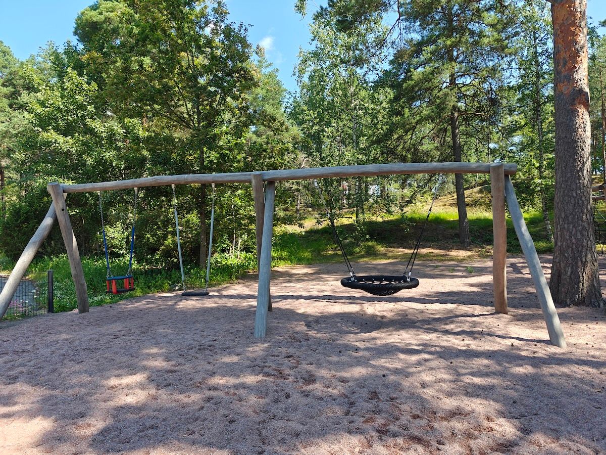 Vauvakeinu, lautakeinu ja hämähäkkikeinu.