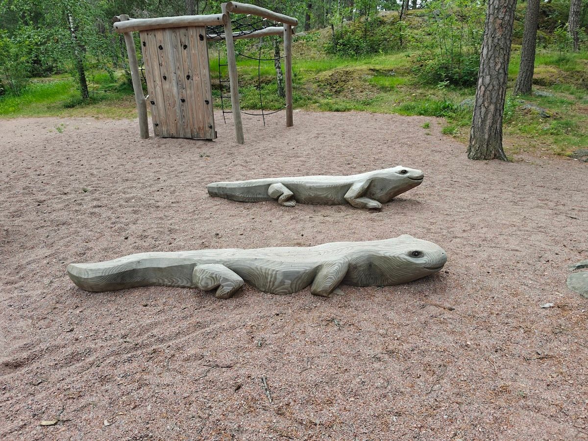 Kaksi puista liskoa.
