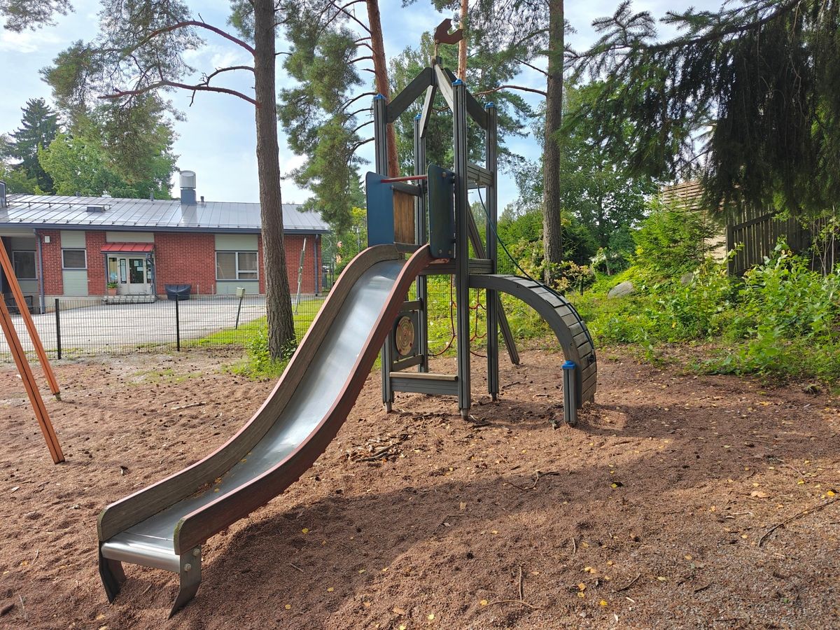 Toinen kiipeilyteline liukumäellä.
