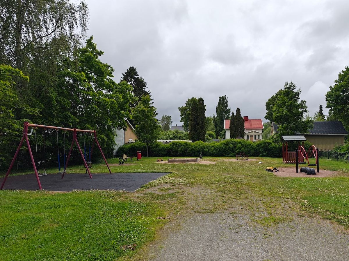 Kaksi lautakeinua, vauvakeinu, jousiväline, hiekkalaatikko, katos ja keinuväline.