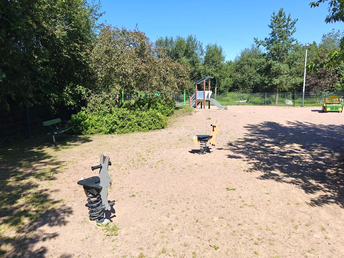 Kaksi jousivälinettä ja liukumäki.