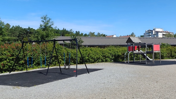 Kaksi lautakeinua, vauvakeinu ja kiipeilyteline liukumäellä.