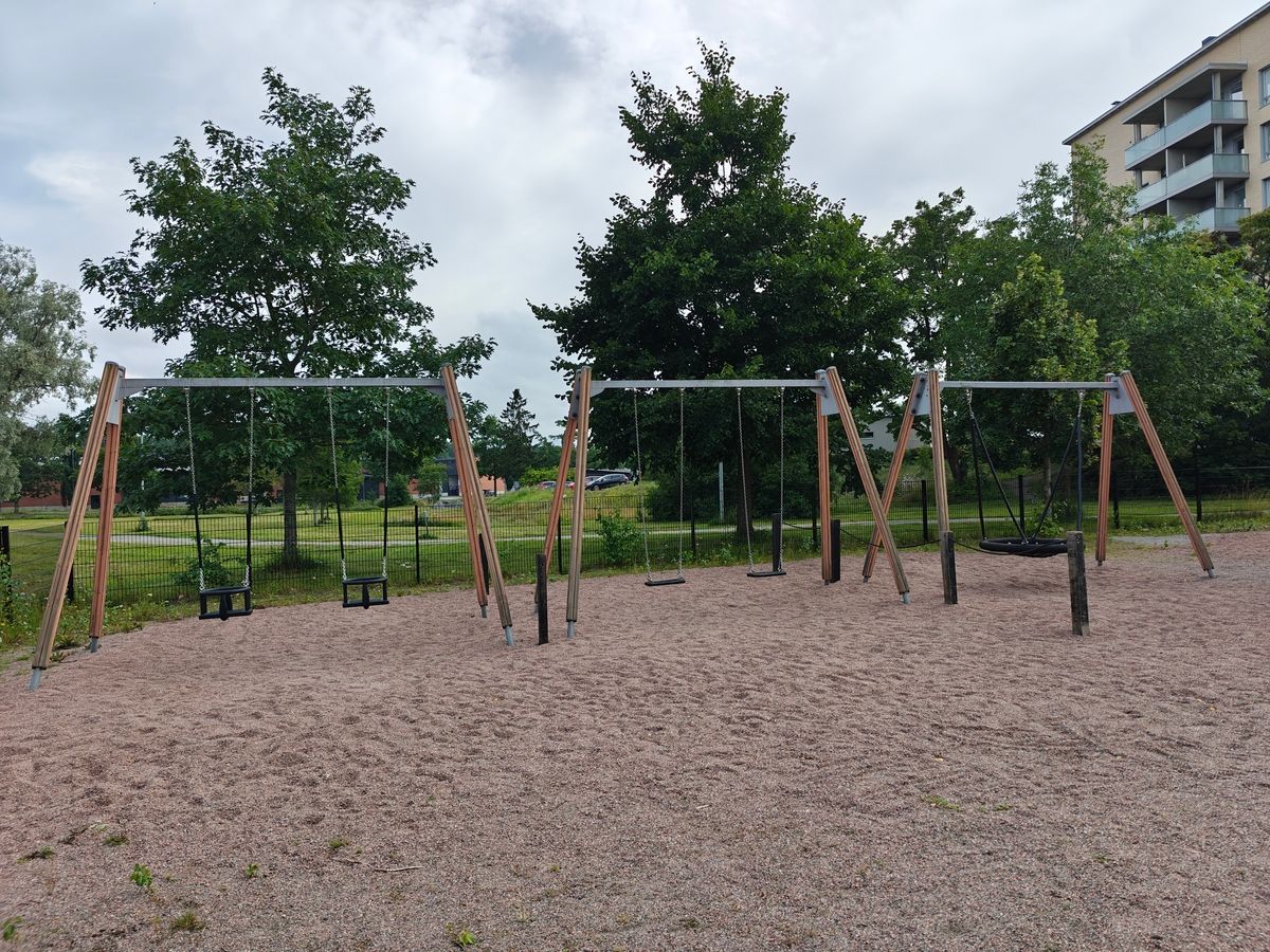 Vauvakeinut, lautakeinut ja hämähäkkikeinu.