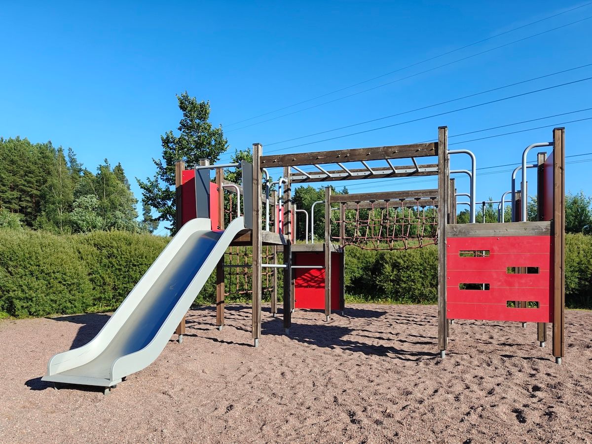 Iso kiipeilyteline, jossa liukumäki.