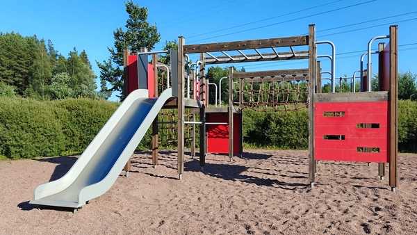 Iso kiipeilyteline, jossa liukumäki.