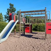 Iso kiipeilyteline, jossa liukumäki.