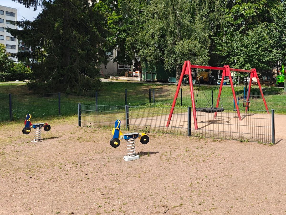 Jousivälineitä ja keinut.