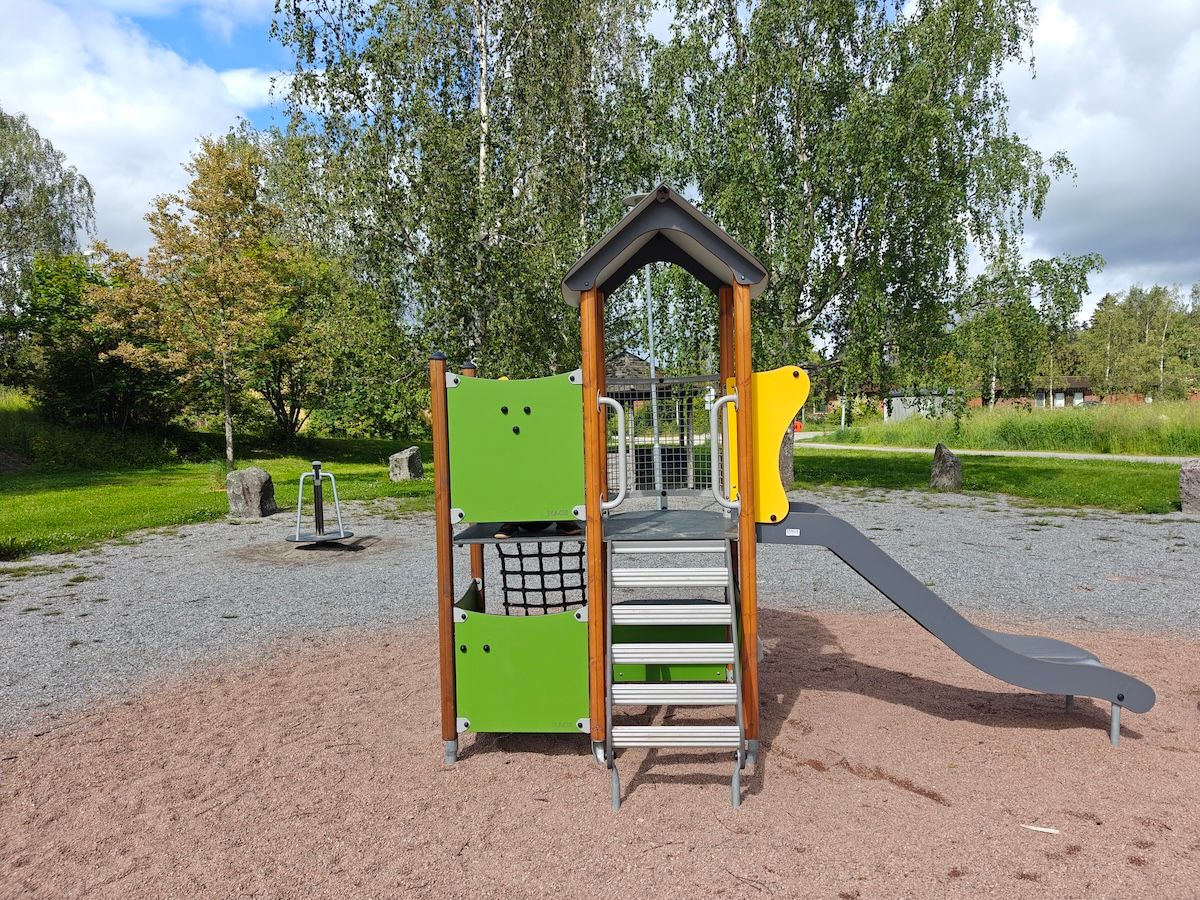 Pieni liukumäellinen kiipeilyteline.