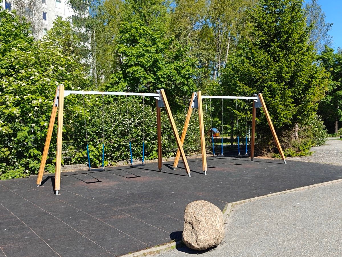 Neljä lautakeinua.