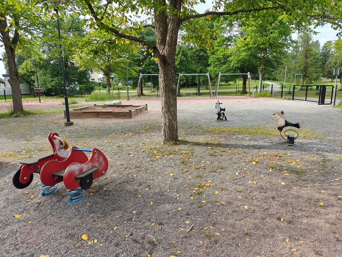 Jousivälineitä, taustalla hiekkalaatikko.