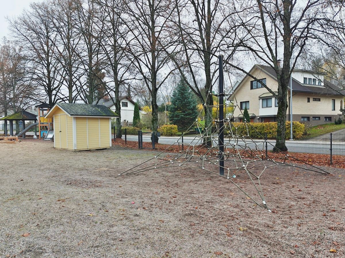 Iso verkkomainen kiipeilyteline.