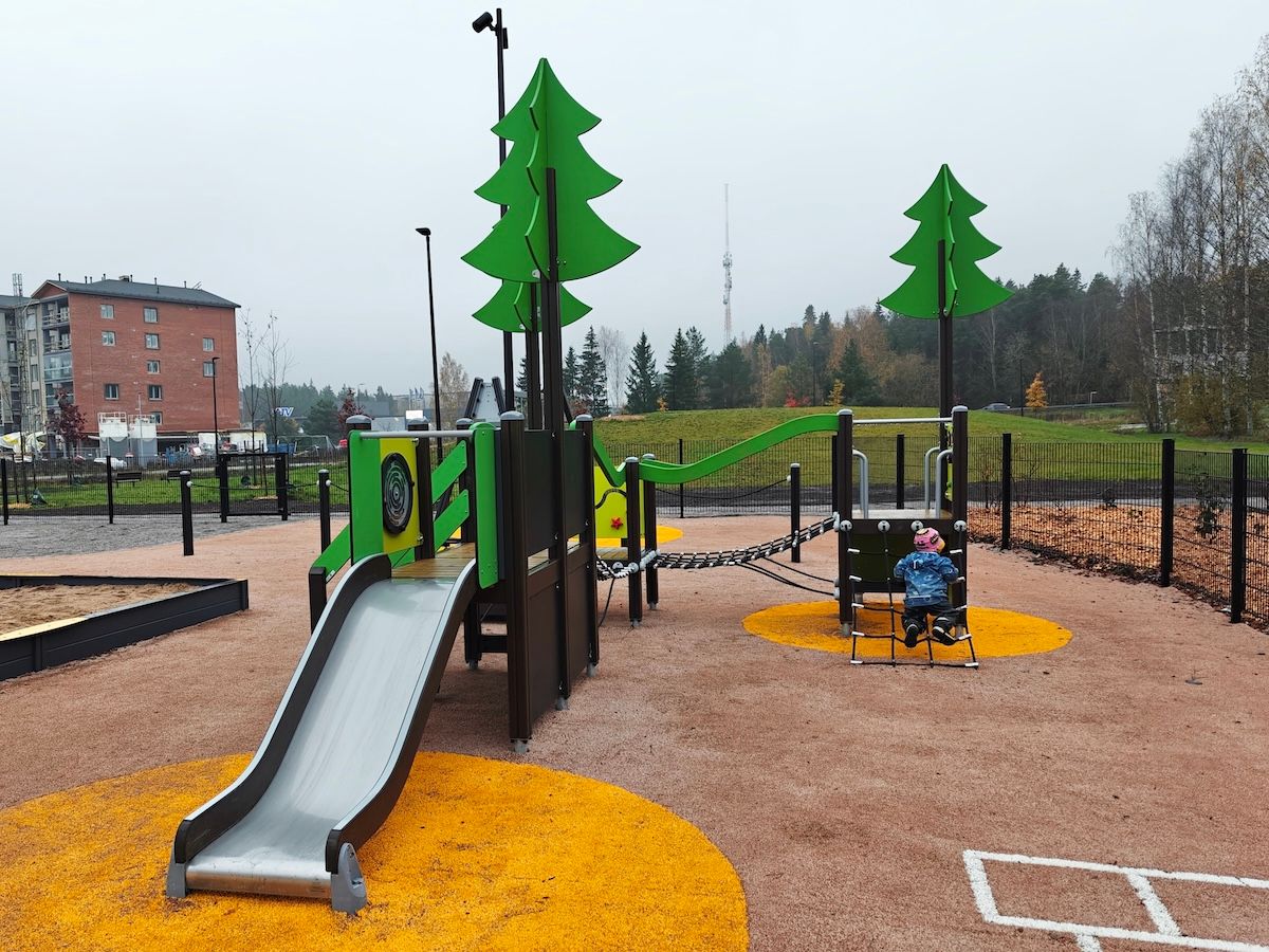 Pienemmille sopiva kiipeilyteline, jossa myös pieni liukumäki.