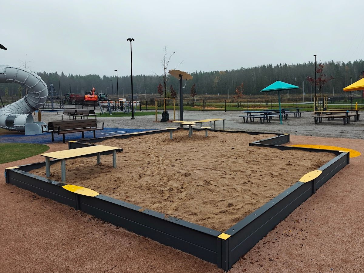 Suuri hiekkalaatikko.