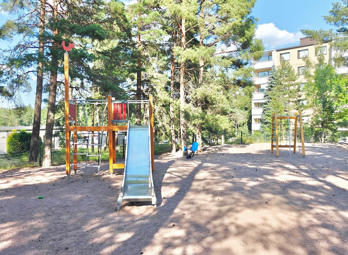 Kiipeilyteline liukumäellä ja kiipeilyteline.