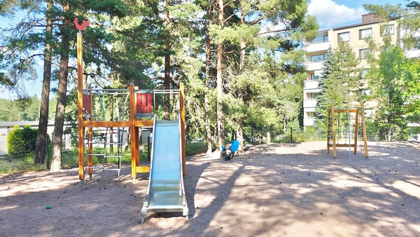 Kiipeilyteline liukumäellä ja kiipeilyteline.